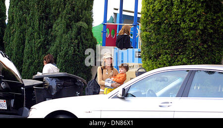 28 octobre, 2002 - Calista Flockhart et son fils Liam.laissant preschool.Santa Monica, ca.10/28/02. Michael Ferguson/ C).K26982MF(Image Crédit : © Globe Photos/ZUMAPRESS.com) Banque D'Images