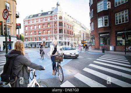 Les cyclistes dans le centre de Copenhague, Danemark Banque D'Images