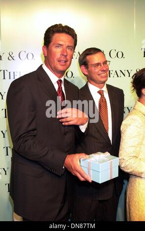 18 juillet 2000 - K26056JKRON LANCEMENT DE TIFFANY'S NOUVELLE CRÉATION LA MARQUE TIFFANY, NYC 09/05/02. JOHN KRONDES/ 2002..DAN MARINO(Image Crédit : © Globe Photos/ZUMAPRESS.com) Banque D'Images