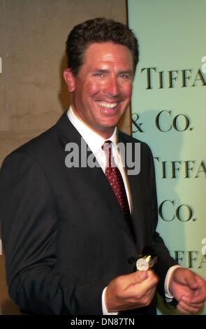 18 juillet 2000 - K26056JKRON LANCEMENT DE TIFFANY'S NOUVELLE CRÉATION LA MARQUE TIFFANY, NYC 09/05/02. JOHN KRONDES/ 2002..DAN MARINO(Image Crédit : © Globe Photos/ZUMAPRESS.com) Banque D'Images