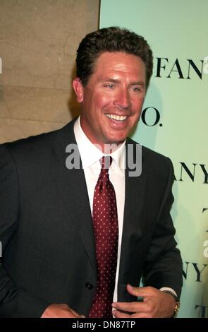 18 juillet 2000 - K26056JKRON LANCEMENT DE TIFFANY'S NOUVELLE CRÉATION LA MARQUE TIFFANY, NYC 09/05/02. JOHN KRONDES/ 2002..DAN MARINO(Image Crédit : © Globe Photos/ZUMAPRESS.com) Banque D'Images