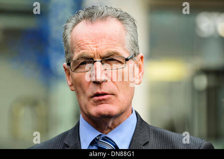 Belfast, Irlande du Nord. 20 déc 2013 - Sinn Fein, dirigée par Gerry Kelly, arriver à l'Haass discussions sur la questions de l'Irlande du Nord pour l'avenir. Crédit : Stephen Barnes/Alamy Live News Banque D'Images