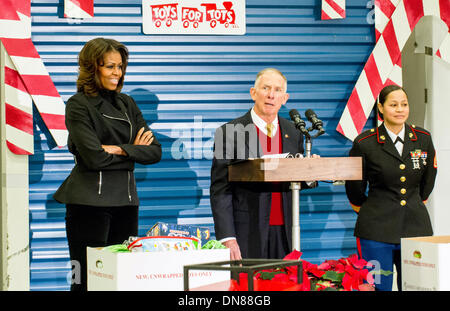 Première Dame Michelle Obama avec le général de Marine à la retraite Pete Osman, président et chef de la Marine Toys for Tots Fondation au cours de la Marine Corps campagne Toys for Tots at Joint Base Anacostia-Bolling le 19 décembre 2013 à Washington, DC. Banque D'Images