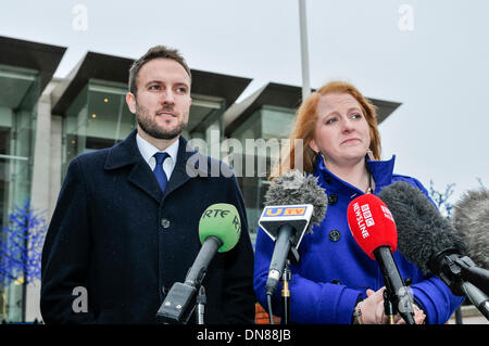 Belfast, Irlande du Nord. 20 déc 2013 - Long Naiomi et Chris Lyttle de l'Alliance se dégagent de l'Haass discussions sur la questions de l'Irlande du Nord pour l'avenir. Crédit : Stephen Barnes/Alamy Live News Banque D'Images