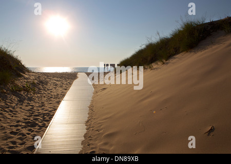 Promenade à travers les dunes de sable au lac Michigan Banque D'Images