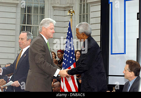 8 mai 2002 - K24986AR : CÉRÉMONIE D'OUVERTURE DU TRIBECA FILM FESTIVAL À L'HÔTEL DE VILLE DE NEW YORK 05/08/02. ANDREA 2002 RENAULT/.BILL CLINTON ET NELSON MANDELA(Image Crédit : © Globe Photos/ZUMAPRESS.com) Banque D'Images