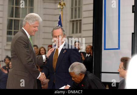 8 mai 2002 - K24986AR : CÉRÉMONIE D'OUVERTURE DU TRIBECA FILM FESTIVAL À L'HÔTEL DE VILLE DE NEW YORK 05/08/02. ANDREA 2002 RENAULT/.BILL CLINTON, MIKE BLOOMBERG ET NELSON MANDELA(Image Crédit : © Globe Photos/ZUMAPRESS.com) Banque D'Images