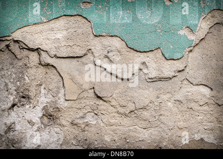 Mur extérieur rendus vintage avec des fragments de lettres. Banque D'Images