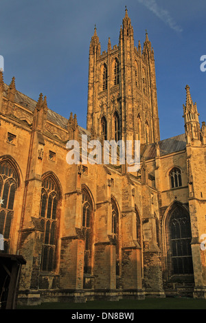 La tour Harry Bell à la Cathédrale de Canterbury au crépuscule Banque D'Images