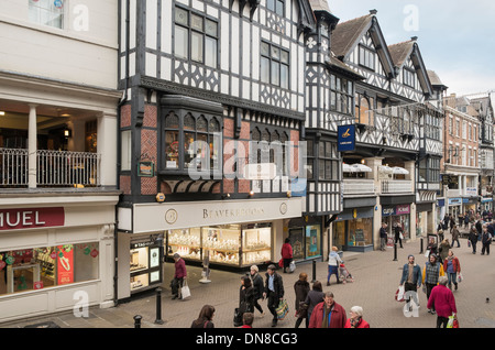 Scène de rue avec les consommateurs par Beaverbrook bijouterie, dans les lignes de centre-ville. Eastgate Street, Chester, Cheshire, Angleterre, RU Banque D'Images