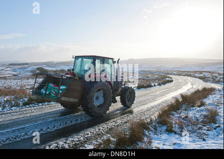 Gamme Epynt, Cambrian Mountains, Pays de Galles, Royaume-Uni. 20 décembre 2013. Après les chutes de neige d'hier sur la haute terre et une nuit de gel, la température augmente à nouveau avec la pluie commence à faire fondre la neige. Credit : Graham M. Lawrence/Alamy Live News. Banque D'Images