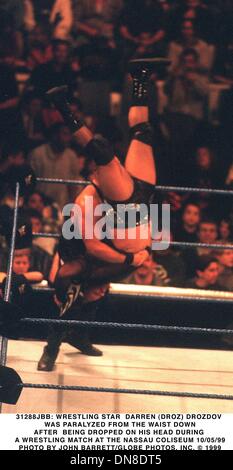 5 octobre 1999 - 31288JBB : WRESTLING STAR DARREN (DROZ) DROZDOV .a été paralysé DE LA TAILLE VERS LE BAS.APRÈS AVOIR ÉTÉ DÉPOSÉ SUR SA tête pendant .un match de lutte DANS LES Nassau Coliseum 10/05/99. JOHN BARRETT/(1999 Image : © Crédit Photos Globe/ZUMAPRESS.com) Banque D'Images