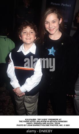 6 mars 2001 - K21276JBB : ''SPY KIDS'' EN PREMIÈRE MONDIALE AU.L'HÔTEL PARIS HÔTEL BALROOM DANS NEVADA 03/06/2001.DARYL SABARA ET ALEXA VEGA. JOHN BARRETT/(2001 Image : © Crédit Photos Globe/ZUMAPRESS.com) Banque D'Images