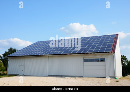 L'énergie verte avec des panneaux solaires sur le toit d'une grange. Banque D'Images