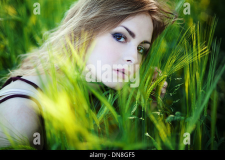 Portrait of young woman looking at camera Banque D'Images