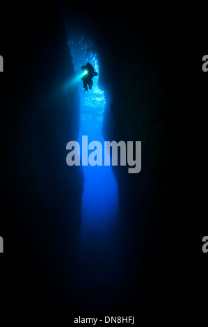 Plongeur Technique brillant d'une lumière dans un tunnel. Banque D'Images