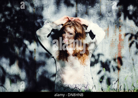 Portrait of young woman looking at camera Banque D'Images