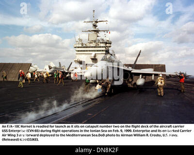 9 février 1999 - USS Enterprise (CVN 65 - K14433JKEL 990209-N-0063C-003..Un F/A-18C Hornet est préparé pour lancer comme il est assis sur une catapulte numéro deux sur le pont d'envol du porte-avions USS Enterprise (CVN 65) pendant les opérations de vol dans la mer Ionienne, le 9 février 1999. L'entreprise et son escadre aérienne de transporteur 3 sont déployés sur la mer Méditerranée. Airm DoD Banque D'Images