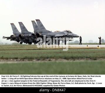 1 mai 1999 - La Base Aérienne d'Aviano, Pordenone, Italie - K14433JKEL 05/21/99,990521-F-4836T-001..Quatre U.S. Air Force F-16 Fighting Falcon line jusqu'à la fin de la piste à la base aérienne d'Aviano, en Italie, pour les dernières vérifications avant le décollage sur l'OTAN L'Opération Allied Force missions le 21 mai 1999. L'opération Allied Force est l'opération aérienne contre des cibles dans la République fédérale d'Yugosla Banque D'Images