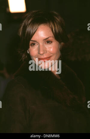 20 novembre 2001 - K23422EX : SPY GAME WORLD PREMIER.Théâtre National, WESTWOOD CA. 11/19/2001.EMBETH DAVITZ. ED GELLER/(2001 Image : © Crédit Photos Globe/ZUMAPRESS.com) Banque D'Images