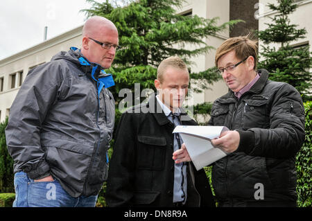 Belfast, Irlande du Nord. 20 déc 2013 - militants loyalistes Jamie Bryson, Willie Frazer et Bill Hill arrivent à Stormont Hotel, Belfast, dans le but d'affronter le Dr Richard Haass sur ses négociations politiques en cours en Irlande du Nord. Crédit : Stephen Barnes/Alamy Live News Banque D'Images