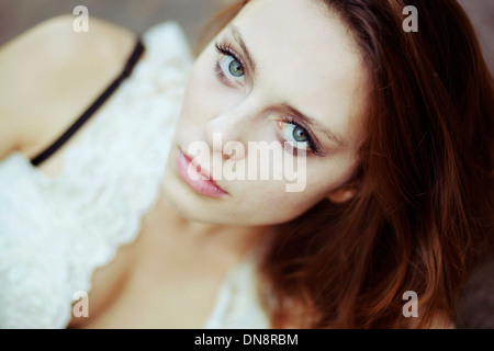 Portrait of young woman looking at camera Banque D'Images