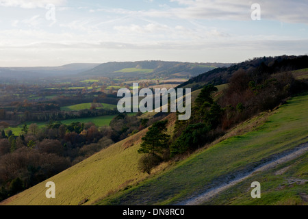 À l'ouest à travers le Weald et le long de l'escarpement de craie des North Downs de Colley Hill dans le Surrey, un faible soleil d'hiver. Banque D'Images