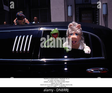 11 juillet 1999 - ''MUPPETS À PARTIR DE L'ESPACE'' PREMIERE À LA..CHEZ SONY PICTURES STUDIO .GONZO, KERMIT THE FROG & Miss Piggy.arriver dans une limousine. FITZROY BARRETT/ JUILLET.11.1999 K16077FB(Image Crédit : © Globe Photos/ZUMAPRESS.com) Banque D'Images