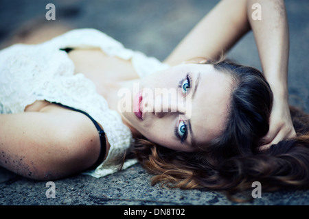 Portrait of young woman looking at camera Banque D'Images