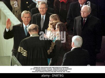 19 janvier 2001 - K20891AR : INAUGURATION CÉRÉMONIE.À L'UNITED STATES CAPITOL, WASHINGTON, DC. 01/20/2001.GEORGE W. BUSH W/FEMME LAURA & Filles. ANDREA 2001 RENAULT/(Credit Image : © Globe Photos/ZUMAPRESS.com) Banque D'Images