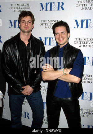 Le 4 mars 2002 - K24255MR : William S. Paley TELEVISION FESTIVAL.''Queer as Folk''.DGA, LA, CA 03/02/2002.HAL SPARKS ET GALE HAROLD. MILAN RYBA/(2002 Image : © Crédit Photos Globe/ZUMAPRESS.com) Banque D'Images