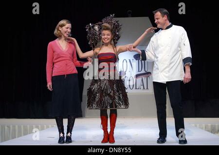 Le 31 octobre 2002 - Â© IMAPRESS. PH : YANNIS VLAMOS..8Ã©MOI EDITION DU SALON DU CHOCOLAT AU CAROUSSEL DU LOUVRE A PARIS. ..ANNABEL MAZEAU, Séverine FERRER, PATRICE CHAPON.IMAPRESS/(2002 Image : © Crédit Photos Globe/ZUMAPRESS.com) Banque D'Images