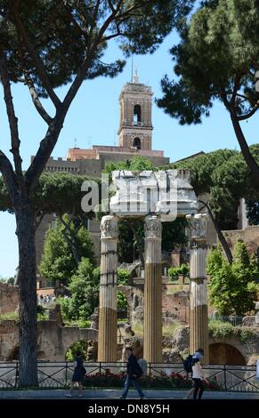 Rome, Italie. 14 mai, 2013. Vue sur le Forum de César et le Palazzo Senatorio à Rome, Italie, le 14 mai 2013. Le palais abrite la mairie. Photo : Waltraud Grubitzsch/DPA - AUCUN SERVICE DE FIL-/dpa/Alamy Live News Banque D'Images