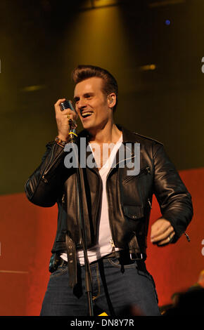 Berlin, Allemagne. Dec 19, 2013. Chanteur Sven Budja de Berlin le Rock'n Roll band 'The Baseballs' effectue sur scène à l'AIDA Night of the Proms 2013 à l'O2-World à Berlin, Allemagne, 19 décembre 2013. Photo : Roland Popp/DPA - PAS DE SERVICE DE FIL/dpa/Alamy Live News Banque D'Images