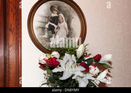 Bouquet de fleurs - Roses blanches et rouges et Lillies en face de la Peinture Banque D'Images