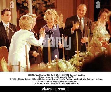 23 avril 1999 - K15498, 23 avril 1999.Washington, D.C..Réunion au sommet de l'OTAN - dîner pour célébrer les 50 ans de l'OTAN. Au dîner de la Maison Blanche, Hillary Clinton, le Premier Ministre tchèque Vaclav Havel toasts et épouse Dagmar Havel ; le président français Jacques Chirac regarde sur.. Extérieure fournie par 1999(Credit Image : © Globe Photos/ZUMAPRESS.com) Banque D'Images