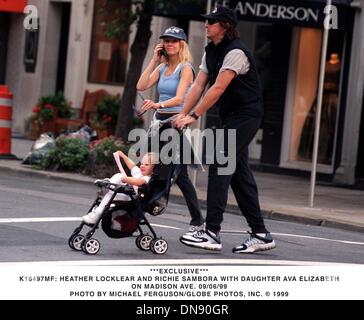 Le 6 septembre, 1999 -- Exclusif -.K16497MF : HEATHER LOCKLEAR ET RICHIE SAMBORA AVEC SA FILLE AVA ELIZABETH.Sur Madison Avenue. 09/06/99. MICHAEL FERGUSON/(1999 Image : © Crédit Photos Globe/ZUMAPRESS.com) Banque D'Images