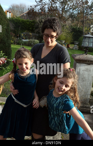 Mère anglaise 39 avec deux filles âgées de 7 et 9 Banque D'Images