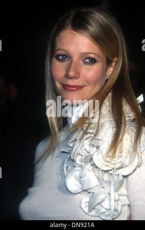 Le 20 décembre 2001 - K23578TR : 12/6/01.''WHAT A GIRL WANTS'' À LA PREMIÈRE DU FILM EL CAPITAN Theatre à Hollywood, CA..Gwyneth Paltrow. TOM RODRIGUEZ/(2001 Image Crédit : © Globe Photos/ZUMAPRESS.com) Banque D'Images