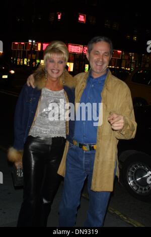 10 avril 2002 - K24677JBB : ''La Dernière Valse'' PREMIERE.AU ZIEGFELD THEATRE DE NEW YORK 04/10/02. JOHN BARRETT/ 2002 (D)(Image Crédit : © Globe Photos/ZUMAPRESS.com) Banque D'Images