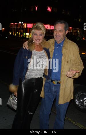 10 avril 2002 - K24677JBB : ''La Dernière Valse'' PREMIERE.AU ZIEGFELD THEATRE DE NEW YORK 04/10/02. JOHN BARRETT/ 2002 (D)(Image Crédit : © Globe Photos/ZUMAPRESS.com) Banque D'Images