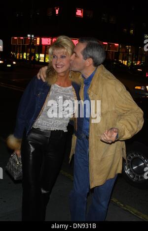 10 avril 2002 - K24677JBB : ''La Dernière Valse'' PREMIERE.AU ZIEGFELD THEATRE DE NEW YORK 04/10/02. JOHN BARRETT/ 2002 (D)(Image Crédit : © Globe Photos/ZUMAPRESS.com) Banque D'Images