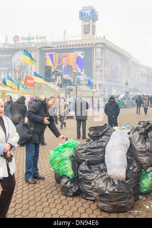 Kiev, Ukraine. Dec 19, 2013. La saleté et le désordre dans le centre de Kiev pendant les protestations de masse . Discours de diffusion par le Président Ianoukovitch est visible dans l'arrière-plan Crédit : Oleksii Sergieiev/Alamy Live News Banque D'Images