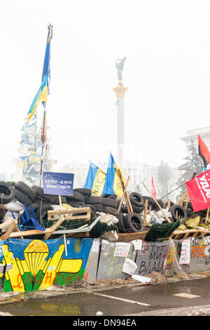 Kiev, Ukraine - 19 déc 2013 : des manifestations de masse contre le cours pro-russe, Cabinet des ministres . Barricade de manifestants. Credit : Oleksii Sergieiev/Alamy Live News Banque D'Images