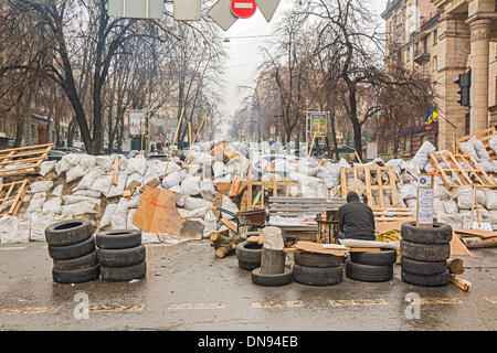 Kiev, Ukraine - 19 déc 2013 : des manifestations de masse contre le cours pro-russe, Cabinet des ministres . Barricade de manifestants. Credit : Oleksii Sergieiev/Alamy Live News Banque D'Images