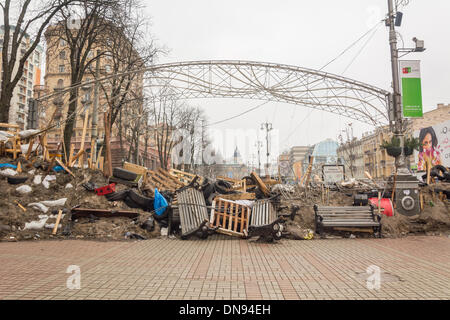 Kiev, Ukraine - 19 déc 2013 : des manifestations de masse contre le cours pro-russe, Cabinet des ministres . Barricade de manifestants. Credit : Oleksii Sergieiev/Alamy Live News Banque D'Images