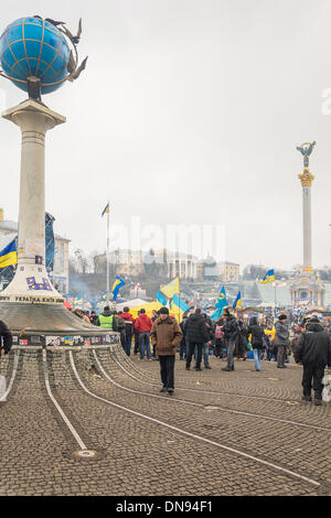 Kiev, Ukraine. Dec 19, 2013. Des manifestations de masse contre les Ukrainiens pro-russe cours . La place centrale de Kiev pendant la rassemblements de masse à l'appui de l'intégration européenne de l'Ukraine : Crédit Oleksii Sergieiev/Alamy Live News Banque D'Images