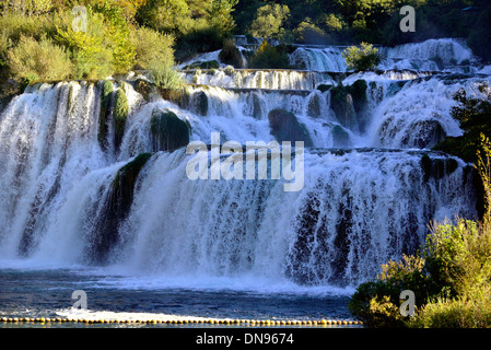 Vitesse d'obturation lente pour capturer la Croatie Le parc national de Krka chute d'eau avec son débit moyen de 55 mètres cubes d'eau Banque D'Images