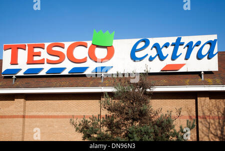 Ipswich, Royaume-Uni. 18Th Oct, 2013. Extra Tesco Store Se connecter avec chapeau de Noël, Martlesham, Ipswich, Suffolk, Angleterre Crédit : geographyphotos/Alamy Live News Banque D'Images