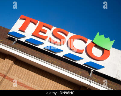 Ipswich, Royaume-Uni. 18Th Oct, 2013. Extra Tesco Store Se connecter avec chapeau de Noël, Martlesham, Ipswich, Suffolk, Angleterre Crédit : geographyphotos/Alamy Live News Banque D'Images